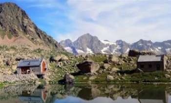 2001 | Refuge dans les Alpes - Les refuges sont un vrai paradis pour les grimpeurs ou marcheurs en montagne. Après l'effort leur confort minimaliste est l'équivalent d'un hôtel trois étoiles. La vue, l'air pur sont compris dans l'hébergement - 