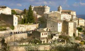2018 | Gordes Village - Village perché du Lubéron, en Provence. Construit à même la roche, classé pour ses habitations et monuments. Son château apparaît dès le 11ème siècle, l'actuel a été bâti en 1525.
