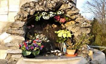 2026 | Autel en montagne - Le socle de l'immense Vierge du Bedat (837m de hauteur), surpomblant la ville de Bagnères de Bigorre dans les Pyrénées, sert d'autel pour ceux et celles qui viennent lui rendre visite.