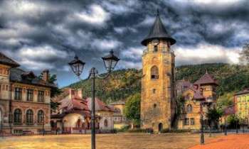 2032 | Piatra Neamt - Roumanie - L'ancienne ville de Piatra Neamt, en Roumanie, située dans les Carpathes, offre au visiteur des trésors d'architecture, tout autant qu'un dépaysement de choix, les massifs des Carpathes aux alentours.