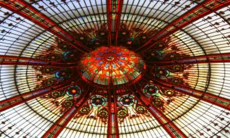 puzzle Coupole vitrail, La précision et les couleurs d'un fractal mathématique, pour ce rendu de la coupole de verre du dôme d'un grand magasin parisien.