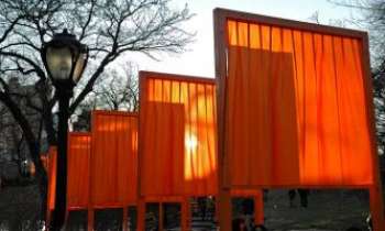 2037 | Central Park - Suclptures de tissu dans Central Park, à New York, en hiver - Les portes rouges.