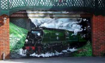 2040 | La porte du garage - Un mural de locomotive pour décorer la porte du garage : le goût des voyages ou un rêve de chemineau.