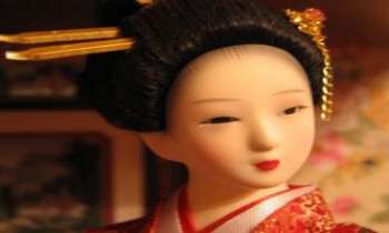 2045 | Poupée Geisha - Coiffure et costumes, maquillages, autant de symboles de séduction qui font tout autant rêver les petites filles que la Barbie de notre civilisation. On peut souvent voir un clien d'oeil aux deux chez les adolescentes que l'on rencontre aujourd'hui au Japon.