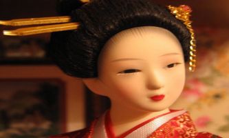 puzzle Poupée Geisha, Coiffure et costumes, maquillages, autant de symboles de séduction qui font tout autant rêver les petites filles que la Barbie de notre civilisation. On peut souvent voir un clien d'oeil aux deux chez les adolescentes que l'on rencontre aujourd'hui au Japon.