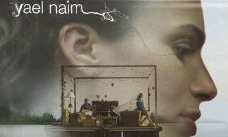 puzzle Yaël Naim, Yaël Naim, née à Paris en 1978, rejoint Israël avec ses parents à l'âge de 8 ans. Elle sert dans les forces armées en tant que soliste de l'orchestre de l'Armée de l'Air. Son premier tube sort en 2001, In a Man's womb. Elle est soliste également pour un film d'Elie Chouraki. Début 2008, elle est dans les top ten aux US, la première chanteuse israélienne à obtenir ce rang.