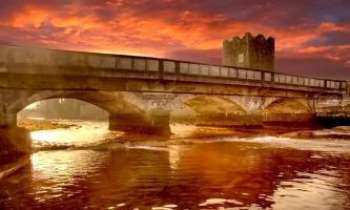 2079 | Vieux Pont et sa Tour - Une grande allure de peinture romantique pour ce vieux pont et sa tour, sous les magnifiques couleurs de ce coucher de soleil, qui embrase tout autour de lui, jusqu'au fleuve. 