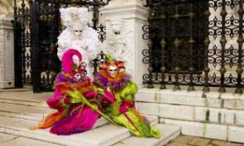 2061 | Carnaval Venise 2008 - Devant ce magnifique palais de marbre, un trio déploie la somptuosité de ses costumes, sur le thème des Sens.