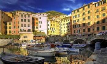 2082 | Camogli - Italie - Une des destinations touristiques des plus recherchées, le petit port de Camogli sur la riviera italienne, accosté aux monts de Portofino et donnant sur la mer de Ligurie. Un de ses charmes vient de son nom lui-même, signifiant "maisons les unes contres les autres".