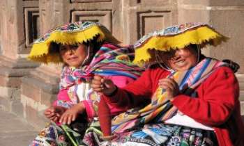 2088 | Femmes Péruviennes - En costumes traditionnels, ces femmes se protègent efficacement du soleil. Un moment de détente hors de la maison, ce qui n'empêchent pas ces fileuses de continuer leur travail, tout en profitant du sepctacle toujours renouvelé sur la place.
