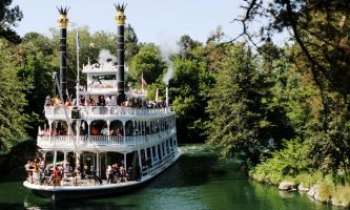 2101 | Bateau à vapeur - Une des attractions de détente parmi les nombreuses des parcs de Disney : la traversée du fleuve en bateau à vapeur, comme sur le Mississipi de l'époque romantique.