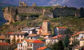 2103 | Mison Village - Dans les Hautes Halpes, en Provence, ce village se niche au pied d'une falaise surmontée des ruines d'un château féodal.
