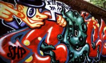 2104 | Graffiti - Amsterdam - Les graffitis se rencontrent dans toutes les villes, souvent oeuvres d'art spontanées et éphèmeres, ils égayent les murs de couleur et de vie. 