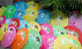 2113 | Ombrelles chinoises - Pour se protéger du soleil...ou pour jouer à pile ou face...quels visages se cachent derrière ?