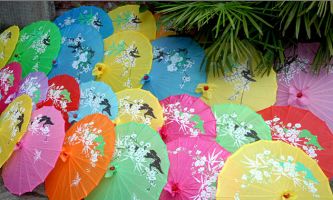 puzzle Ombrelles chinoises, Pour se protéger du soleil...ou pour jouer à pile ou face...quels visages se cachent derrière ?