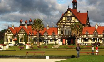 puzzle Style colonial, A  Rotorua, en Nouvelle-Zélande, au centre de l'ile Nord, dans un endroit paradisiaque où l'on rencontre la culture des Maori, parmi de magnifiques sites naturels dont bénéficie encore cette région du monde.