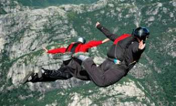 2123 | Base Jump - Le Base Jump est une discipline du parachutisme, qui consiste à sauter depuis un objet fixe et non d'un avion. Il est souvent considéré comme la discipline reine des sports extrêmes. C'est un sport qui mêle en fait de nombreuses autres disciplines : chute libre, parapente, alpinisme, précision d'atterrissage, voltige, etc...