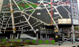 puzzle Plan du Métro, Sur une façade d'un immeuble en travaux à Paris, une idée originale : un plan du métro de la ligne du quartier a été dessiné en petits carreaux.