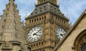 2145 | Big Ben - La très célèbre horloge Londonienne !...d'aussi près qu'il est possible de la voir.