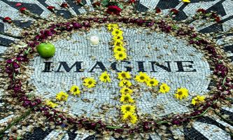 puzzle Imagine, En hommage à John Lenon et aux Beatles, une mosaïque copiée sur un antique de Pompéï a été offerte par un fan Italien. On peut la voir au Strawberry Fields, une section de Central Park à NY, un memorial à la mémoire de John Lenon.