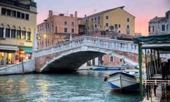 2149 | Belle au lever - Venise : au lever du soleil, avant que la ville ne se réveille et accueille sur ses canaux la circulation des locaux tout autant que des touristes. 