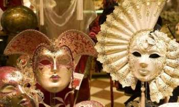 2153 | Artisanat - Venise - De très beaux exemples des précieux masques de Venise, dans cette boutique qui leur est entièrement consacrée. On comprend que le masque de Venise ne soit pas seulement un fantasme de temps de Carnaval. Son mystère reste entier et nous séduit pour cette raison. 