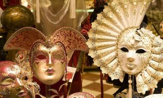 puzzle Artisanat - Venise, De très beaux exemples des précieux masques de Venise, dans cette boutique qui leur est entièrement consacrée. On comprend que le masque de Venise ne soit pas seulement un fantasme de temps de Carnaval. Son mystère reste entier et nous séduit pour cette raison. 
