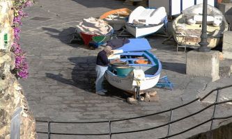 puzzle Positano - barques, Positano, sur la côté d'Amalfi en Italie. Une ville perchée sur les hauteurs surplombant la mer. Préservée dans son originalité, elle attire le tourisme de grand luxe. Ce qui n'empêche pas les pêcheurs de continuer leur activité d'antan.