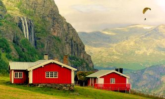 puzzle Châlets Norvégiens, Dans un cadre sublime où le sport est à l'honneur...un hâvre bienvenu ces châlets de couleur rouge, si typique de la Norvège.