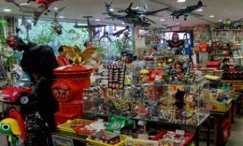 2172 | La boutique des jouets - Tous, ils y sont tous, dans cette boutique asiatique. Seul le choix promet d'être difficile !