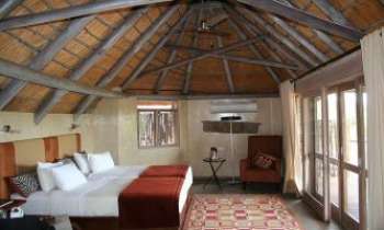2178 | Lodge - Namibie - Un lodge au design moderne et confortable, sans ignorer cependant un rappel des cases environnantes, certainement une incitation à le visiter ce magnifique désert de Namibie, tout en appréciant le bon et frais repos qui vous attend.