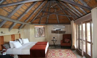 puzzle Lodge - Namibie, Un lodge au design moderne et confortable, sans ignorer cependant un rappel des cases environnantes, certainement une incitation à le visiter ce magnifique désert de Namibie, tout en appréciant le bon et frais repos qui vous attend.