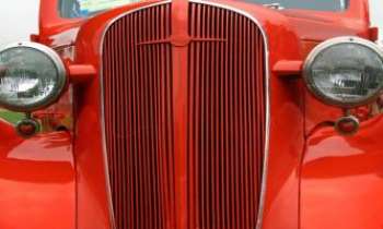 2196 | Chevrolet - Une ancienne Chevrolet de collection fait peau neuve tout de rouge revêtue.