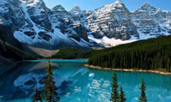 2213 | Lac Moraine - Canada - Le lac Moraine, dans le parc Banff de la région d'Alberta, considéré comme l'un des plus beaux des rocheuses canadiennes. Couronné de pics de plus de 3000 mètres d'altitude, il offre au regard ses changeantes réflections dans ses eaux de turquoise.