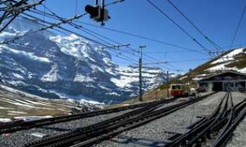 2217 | Jungfrau - en Eté - Il n'est plus rare aujour'hui, de se diriger vers les montagnes en été. Si la mer et la plage sont toujours très prisées, les charmes et découvertes qu'offrent les stations de ski à la belle saison leur font concurrence.