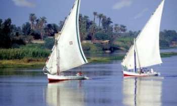 2226 | Egypte - Felouques - Sur les eaux calmes du Nil, dans la région d'Assouan, les felouques glissent au fil de l'eau sans que le temps ait de prise sur cette coutume ancestrale.