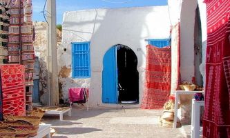 puzzle Cour intérieure - Djerba, En Tunisie, à Djerba, une cour intérieure typique - Une riche simplicité avec ces tapis d'un art ancestral qui servent de tentures.