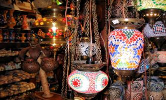 puzzle Lampes - Turquie, Des lampes de toutes sortes, pour tous usages, un art traditionnel, de la bougie aux poteries émaillées - Elles ne déparrent pas non plus dans les intérieurs au design des plus modernes, ce serait plutôt souvent le contraire, une valeur ajoutée.