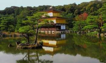 2301 | Automne - Japon - Le Pavillon d'or, kunkakuji, à Kyoto au Japon. Bâti en 1393, puis converti en temple. L'actuel a été reconstruit à l'identique, à l'exception de la couverture des toits de feuilles d'or, pour respecter la tradition des temples zen de l'école Rinzai.