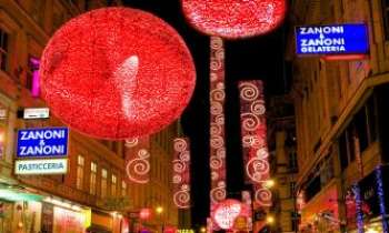 2319 | Noël Italien - Il est à parier que les vitrines sont aussi irrésistibles en ces jours de fêtes que la décoration de cette rue.