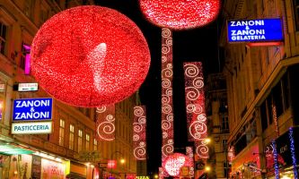 puzzle Noël Italien, Il est à parier que les vitrines sont aussi irrésistibles en ces jours de fêtes que la décoration de cette rue.
