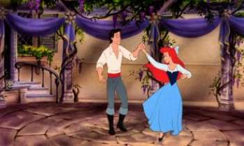 2416 | Une valse pour Ariel - La petite Sirène a vu son voeu exaucé, grâce au baiser du Prince Eric, ses pieds légers lui permettent de se joindre aux humains !