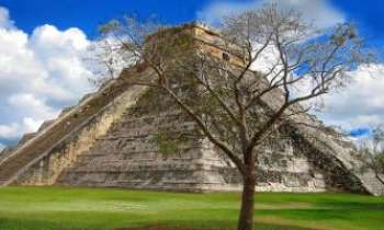 2425 | Pyramide Maya - La pyramide Maya de Chichen Itza - Une formation en escalier, art Pré-Colombien de la péninsule du Yucatan au Mexique.