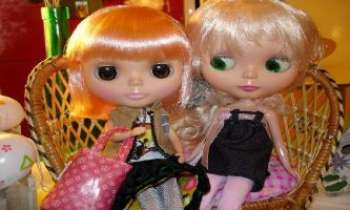 2371 | Jumelles - Ces charmantes poupées jumelles affichent cependant déjà leur différences. On parle chiffons dirait-on ! ou serait-ce couleur de cheveux ?