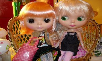 puzzle Jumelles, Ces charmantes poupées jumelles affichent cependant déjà leur différences. On parle chiffons dirait-on ! ou serait-ce couleur de cheveux ?