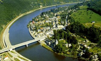 puzzle Hastiere sur Meuse, Ce village préservé a conservé de très beaux monuments. Il est très visité aussi pour son charme, comme pas mal d'endroits de la Wallonie, la partie francophone de la Belgique.