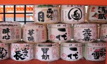 2374 | Saké - Barils de saké, boisson traditionnelle au Japon - Un alcool de riz très fort, que l'on boit froid ou chaud. 
