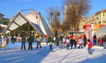 2381 | Patinoire - Turin - Une patinoire à ciel ouvert sous le ciel d'Italie, à Turin. Des joies de l'hiver, à skis, à celles du printemps, sur patins.