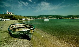 puzzle Vert émeraude, Une eau couleur du temps sur cette anse abritant cette petite barque de pêche, en Turquie.