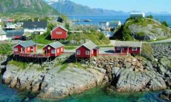 2403 | Archipel de Lofoten - L'archipel des îles Lofoten, en Norvège, bénéficie d'un climat particulièrement doux, bien qu'il soit situé près du cercle Arctique. Une de ces particulirités qui profitent tant aux habitants qu'au tourisme.